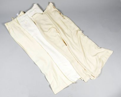 null HERMES Paris Made in France

Lot de trois pantalons ivoire, dont un en lin (taches)....