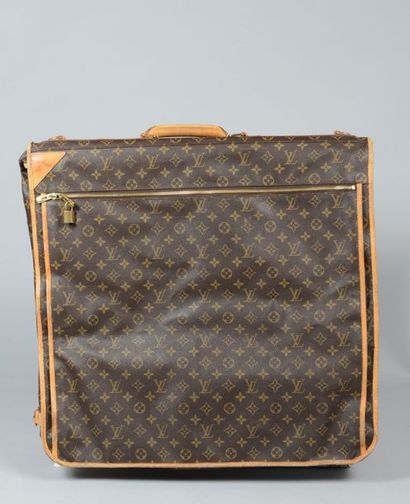 null Louis VUITTON

Porte-habits à cinq cintres en toile Monogram et cuir naturel,...