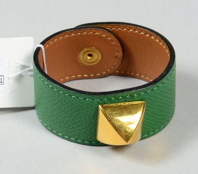 HERMÈS Paris made in France Bracelet «Clou» en cuir Courchevel vert orné d'un motif...