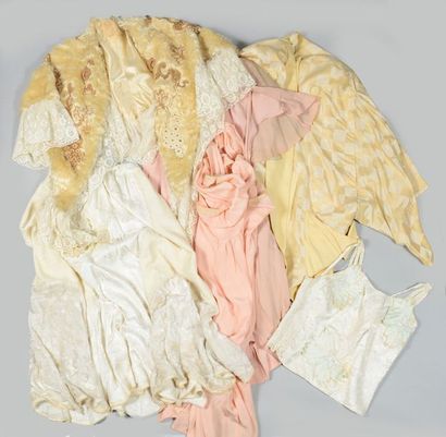 Anonyme, NEWFIRM Lot de cinq vêtements anciens divers (salissures, traces, tache...