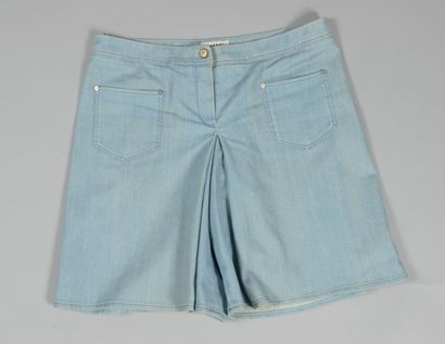 null CHANEL Collection Printemps/Eté 2007

Bermuda en jeans délavé, deux poches plaquées,...