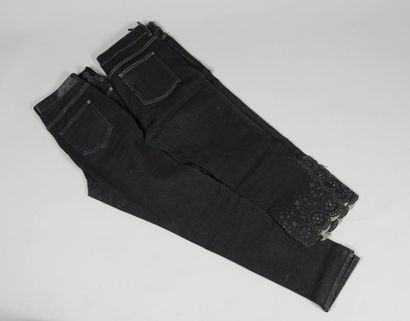 null CHANEL

Lot de deux jeans en denim noir, un gansé de satin, l'autre perforé...