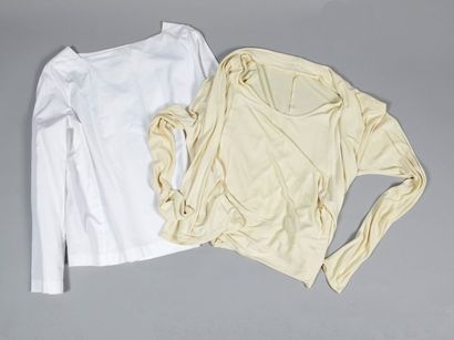 null HERMES Paris Made in France
Lot de deux blouses ivoire, une en popeline de coton,...