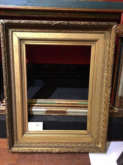 null Cadre en bois et stuc doré, dit «Barbizon» XIXe siècle. 48 x 66 cm