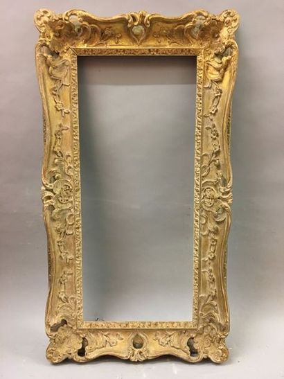 null *Cadre en bois sculpté et patiné doré.
Style Louis XV.
32 x 75 x 10 cm