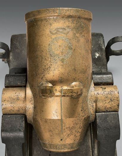 null Bronze field howitzer, marked on top: "R F" in an oak and laurel wreath, above:...