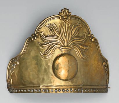 null Cap plate with pomegranate bristles in stamped brass, decorated in the centre...