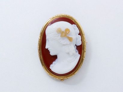 null Broche en or 750 millièmes ornée d’un beau camée agate 3 couches figurant le...