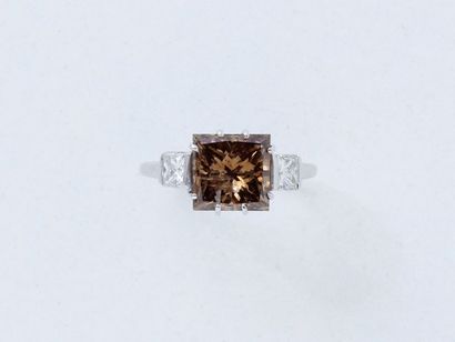 null Bague en or gris 750 millièmes ornée d’un diamant brun taille princesse en serti...
