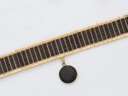 null Bracelet ruban en or 750 millièmes, composé d’une suite de maillons rectangulaires...