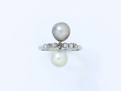 null Délicate bague en platine 850 millièmes décorée de 2 perles fines blanche et...