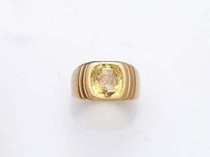 null Bague chevalière en or 750 millièmes ornée d’un saphir jaune monogrammé de taille...