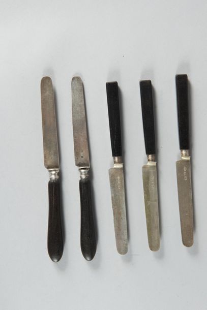 null Lot de coutellerie composé d’une série de 5 couteaux à fruits (Fontenay 1819-38,...