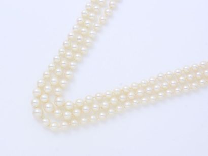 null Collier composé de 3 chutes de perles de culture d’environ 6 à 8.5 mm agrémenté...