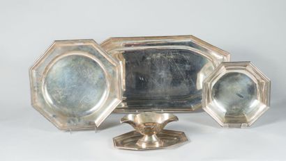 null Ensemble de plats en métal argenté
France, XXème siècle
Modèle de style Art...