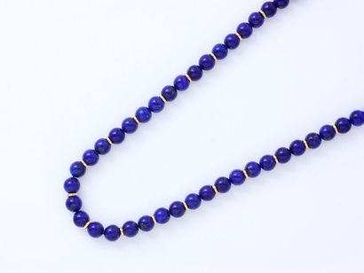 null Collier composé d’un rang de perles de lapis-lazuli d’environ 8.2 mm intercalées...