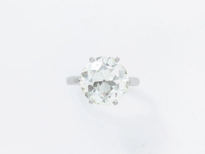 null Bague solitaire en platine 850 et or gris 750 millièmes ornée d’un diamant taille...