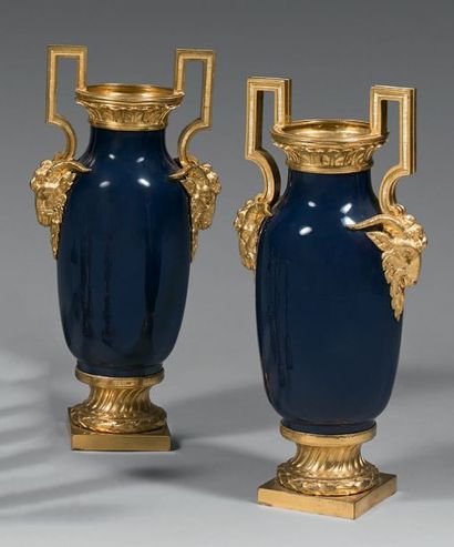  Paire de vases en porcelaine de la Chine à fond bleu et monture de bronze ciselé...