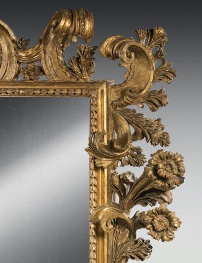  Important miroir «à l'argent» dans un cadre baroque en bois sculpté et doré à larges...
