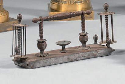 null Curieux dévidoir à bobines en acier; la poignée annelée.
XIXème siècle (manque...