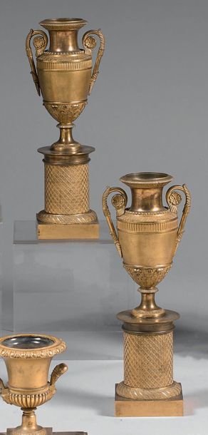 null Paire de vases «à l'antique» en bronze ciselé, moleté et doré; les panses ovoïdes...