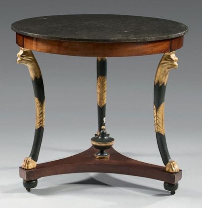  Mahogany or mahogany veneer pedestal table; the belt rests on three arched legs...