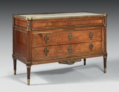  Mahogany chest of drawers and mahogany veneer; rectangular in shape, it opens with...