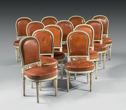 null Suite de douze chaises en hêtre mouluré, sculpté, relaqué crème et rechampi...