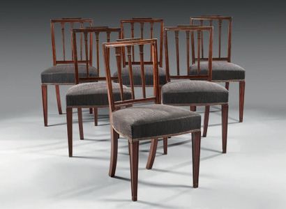  Suite de six chaises en acajou mouluré et sculpté; les dos­siers incurvés à trois...