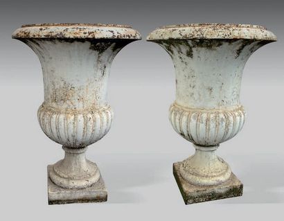 null Pair of Medici vases in lacquered cast iron resting on a pedestal, gadrooned
body...