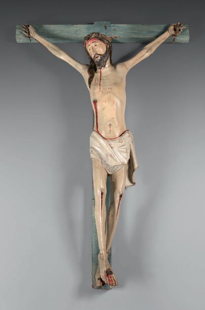  Grand Christ en bois sculpté, polychrome. Tête tournée sur la gauche, visage allongé...