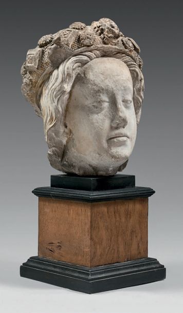  Tête de jeune femme (Esther ?) couronnée en pierre calcaire sculptée en ronde-bosse...
