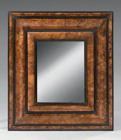 null Miroir à profil inversé en placage de ronce de noyer et moulures en bois teinté...