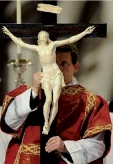 null Rare et important crucifix avec un très beau Christ vivant, en ivoire. Tête...