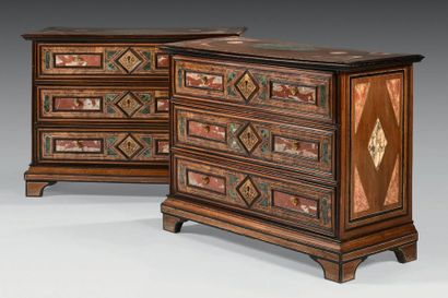 null Rare pair of walnut and walnut veneer chests of drawers decorated with inlaid...