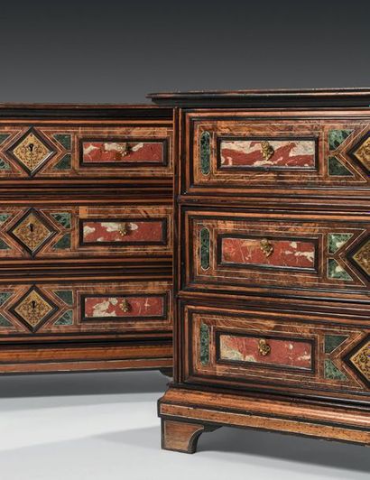 null Rare pair of walnut and walnut veneer chests of drawers decorated with inlaid...