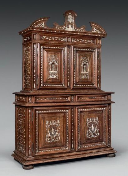 null Sideboard with two ceremonial bodies in moulded walnut and purlins. Decorated...