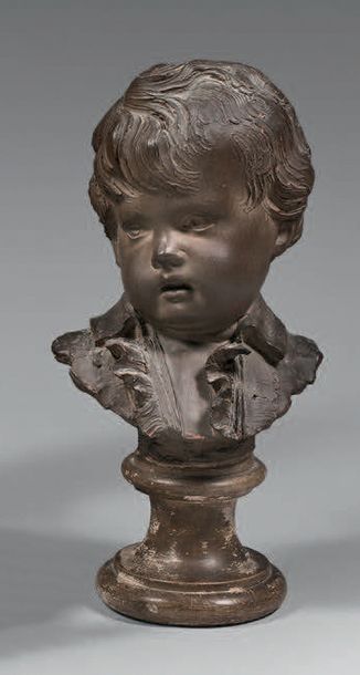  Buste en terre cuite représentant un garçonnet, la tête légèrement tournée vers...