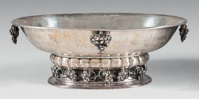 JANSEN Georg Large oval-shaped silver bowl decorated with bunches of grapes, openwork...