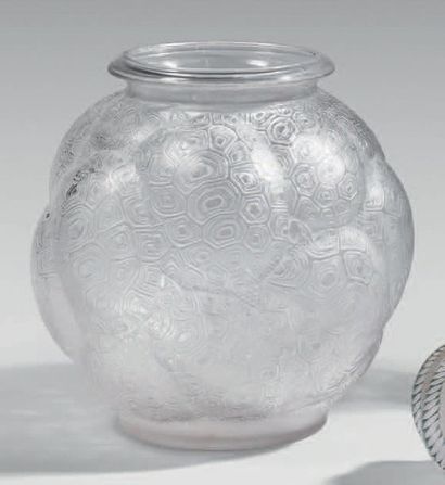 LALIQUE René (1860-1945) Vase «Tortues». Épreuve de tirage industriel réalisée en...