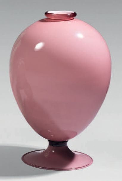 ZECCHIN Vittorio (1878-1947) Vase ovoïde sur piédouche. Épreuve réalisée en verre...