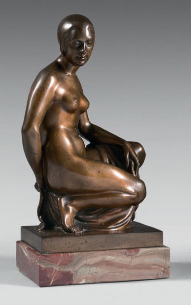 F.Z.P. Femme nue agenouillée
Épreuve en bronze à patine brune, fonte d'édition an­cienne...