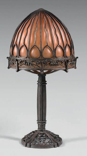 SUBES Raymond (1893-1970) Lampe en fer forgé à cache-ampoule en verre orange nuancé...