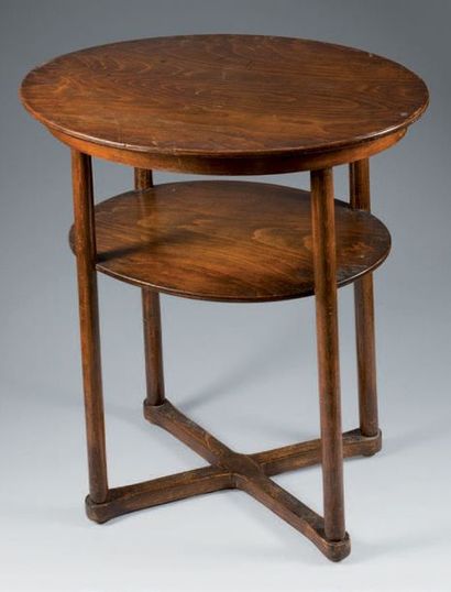 THONET Table en bois vernissé à double plateau ovale, quatre piètements cylindriques...