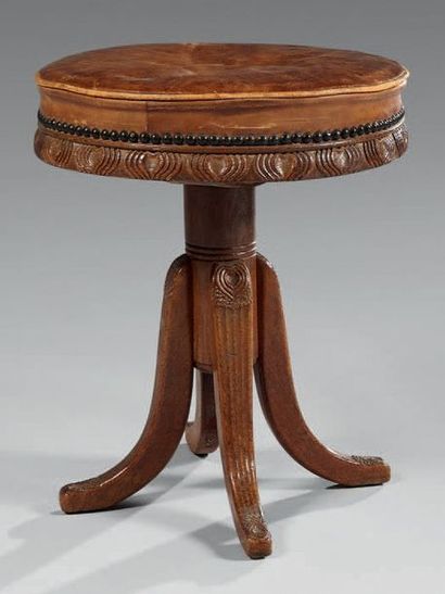 RATEAU Albert Armand (1882-1938) Oak piano stool. Belt carved with a stylized double...