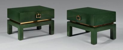 TRAVAIL MODERNE Paire de table de chevets en bois laqué vert. Un tiroir en ceinture,...