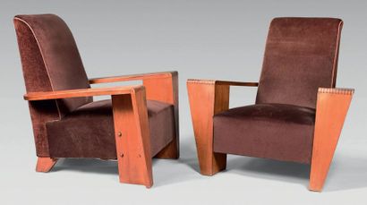 SORNAY (1902-2000) Paire de grands fauteuils en frêne, dossier légè­rement incliné,...