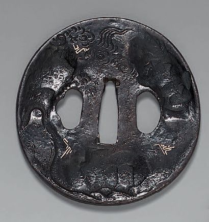 null Tsuba en fer martelé, à décor d'un samuraï poursuivant un Oni.
Marque TEMBO...