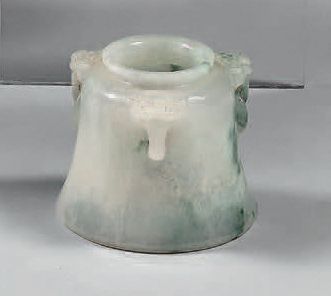 CHINE Pot en forme de cloche en jadéite verte, trois anses en forme de têtes de chimères...