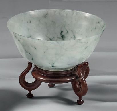 CHINE Grand bol en jadéite céladon vert.
XIXème siècle Diam.: 17,5 cm